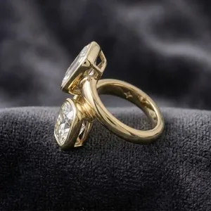 Anillo de diamantes moderno Toi et Moi en oro amarillo con diamantes de corte esmeralda y corte cojín con engaste de bisel y un elegante regalo. - Product Image 3