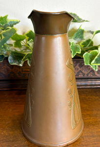 Pichet en cuivre antique artistique, orné de tulipes florales en relief élégantes et d'un manche courbé, disponible en gros - Product Image 5