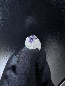 Anillo de Plata de Ley 925 de Lujo con Incrustaciones Completas, Diseño Hip Hop, Trébol de Cuatro Hojas, Corte Pera Morado y Banda Grande Tipo Sello con Cruz - Product Image 6