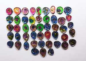 Verre dichroïque en gros, forme libre, effet spectre chatoyant pour la fabrication de bijoux, pierres précieuses synthétiques provenant d'un grossiste de Jaipur - Product Image 1