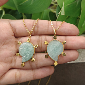 Pendentif Coquillage Sculpté en Laiton Plaqué Or 18 carats avec Pierres Naturelles Labradorite et Amazonite, Anti-ternissement, Bijou Tendance le Plus Vendu - Product Image 4