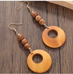 Pendientes colgantes de madera estilo bohemio, ligeros, para uso diario y casual, festivos, personalizados, hechos a mano, joyería llamativa para mujer. - Product Image 1