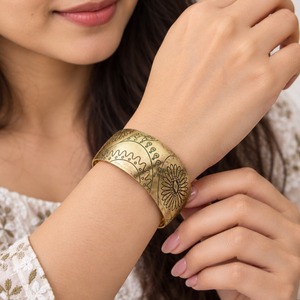 กำไลข้อมือทองชุบลายดอกไม้สีม่วงเพ้นท์มือ  กำไลทองเหลืองเคลือบลายดอกไม้  เครื่องประดับสไตล์อินเดีย ขายส่ง B2B - Product Image 1