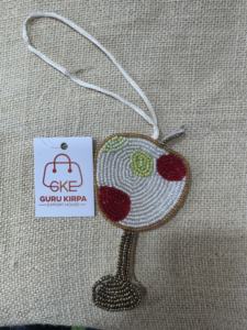 Colgante de alta calidad hecho a mano con cuentas de perlas de imitación en forma de paz, estilo bohemio, letras decorativas y cuentas de semillas para bolso tote o clutch. - Product Image 3