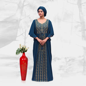 Caftán Modesto de Rayón con Bordado Geométrico, Detalle Elegante de Lazo en la Cintura, Mangas Fluidas Tipo Capa, Silueta Larga hasta el Suelo, para Oración del Ramadán - Product Image 1