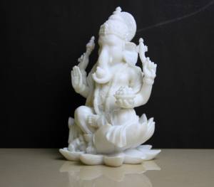 รูปปั้นพระพิฆเนศสีขาวทำจากเรซิ่น งานแฮนด์เมด ดีไซน์แบบดั้งเดิม ของตกแต่งบ้านสำหรับวางบนโต๊ะ ของขวัญวันดิวาลี - Product Image 4