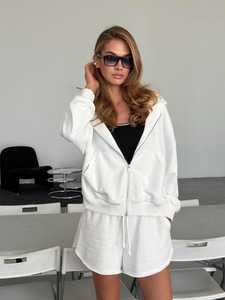 Conjunto de Sudadera con Capucha y Pantalones Cortos, Ropa Cómoda y Coordinada para un Estilo Casual Diario - Product Image 1