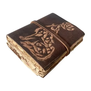 Carnet en cuir souple vintage gaufré motif loup, fait main, avec papier à bords festonnés vierges pour l'écriture, le dessin, idées cadeaux - Product Image 2