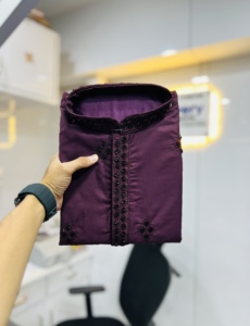 Kurta de Algodón Color Granate para Hombre con Bordado Negro, Corte Regular, Largo hasta la Rodilla, Estilo Tradicional Indio-Pakistaní para Fiestas, Bodas y Uso Casual - Product Image 3