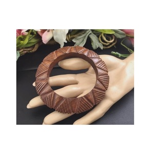 Bracelets en bois naturel poli lisse pour femmes, bijoux élégants parfaits pour le quotidien, les événements culturels et les soirées. - Product Image 1