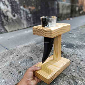 Corne à boire viking artisanale de haute qualité avec support pliable en bois de pin au meilleur prix - Product Image 3