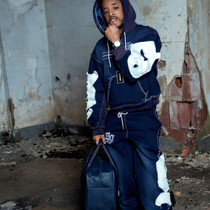 Conjunto Deportivo con Estampado Desgastado y Pedrería, Sudadera con Capucha y Pantalones Acampanados, Ropa Deportiva Urbana - Product Image 2