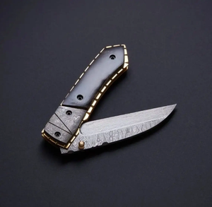 Navaja de bolsillo plegable de acero de Damasco forjada a mano, con bloqueo interno OEM, patrón único personalizado, mango de cuerno negro, grado industrial - Product Image 4
