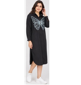 Robe chemise oversize au design unique avec broderie papillon, robe tunique à manches longues tendance avec fentes latérales, disponible à la vente - Product Image 1