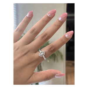Elegante Anillo Halo con Diamante Cultivado en Laboratorio Corte Marquesa de 1.15 Ct, con Piedras Laterales Princesa, Anillo de Compromiso para Mujer, Oro Sólido de 14 Quilates QUBE - Product Image 1