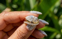Ensemble de bagues de mariage en or 14 carats personnalisé avec diamant taille poire de 1 carat certifié IGI et alliance incurvée en diamant rond