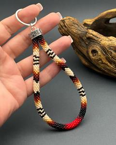 Porte-clés de poignet fait main en perles d'imitation avec motif crème, noir, rouge, marron – Cadeau tendance pour femme, idéal pour un usage quotidien - Product Image 3
