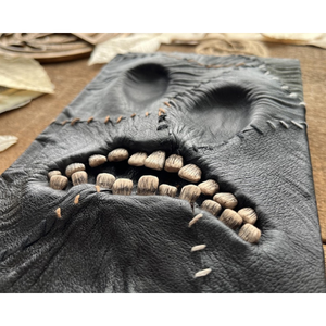 El Grimorio de la Sonrisa Torta, Tapa Dura de Cuero |   Libro de Sombras Hecho a Mano |   Cuaderno de escritura rayado y diario gótico - Product Image 2