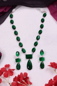 Collier élégant pour femme plaqué or avec zircon taille émeraude, pendentif goutte d'eau et serti clos, idéal pour les soirées - Product Image 3