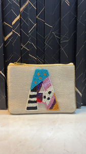Pochette artisanale perlée avec appliques en tissu, fermeture éclair sécurisée, sac à main léger pour femme, idéal pour les voyages - Product Image 2