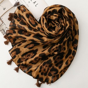 Pañuelos Ligeros con Estampado de Leopardo para el Verano, Pañuelos para la Cabeza para Mujeres Musulmanas, Hijabs - Product Image 1
