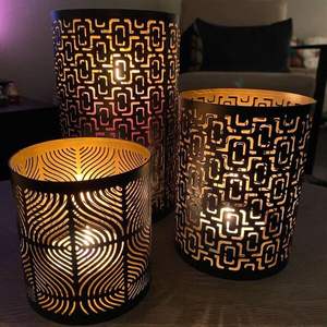 Portavelas votivas de metal hecho a mano que combina la artesanía tradicional con una luz relajante para una decoración consciente. - Product Image 1