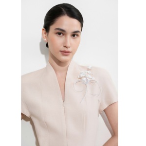 Robes pour femmes à faible MOQ, élégantes, ELORIA SHIRT-COLLAR MIDI DRESS SAND JACQUARD, à manches courtes, coupe trapèze, en blanc - Product Image 2