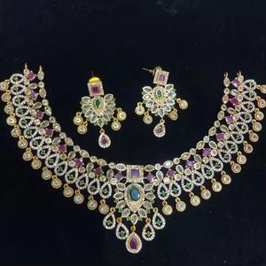 Exquisita gargantilla tribal afgana chapada en oro con gotas de piedra verde menta y un acento central rojo rubí. - Product Image 2