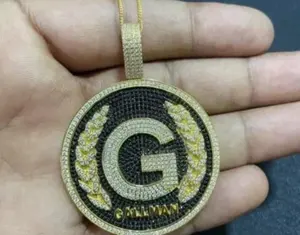 Colgante de Letra Personalizado con Moissanita Real de Corte Redondo de 2.80Ct, Plata de Ley Chapada en Oro para Mujer - Product Image 2