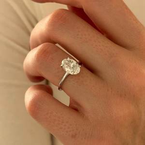 Anillo de Compromiso Minimalista con Diamante Ovalado de 2 Quilates Cultivado en Laboratorio, Anillo de Propuesta Minimalista de 1.3MM en Oro Blanco de 14K, Certificado IGI - Product Image 2