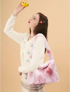 Sac fourre-tout matelassé en fausse fourrure pour femme, style mode hiver, petit sac à main en peluche Sherpa personnalisé - Product Image 3