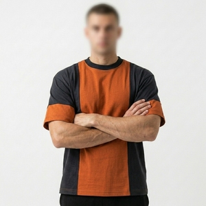 T-shirt d'été pour homme à panneaux ondulés, design minimaliste coupé-cousu, col ras du cou avec bord contrastant, fournisseur d'impression personnalisée OEM - Product Image 5