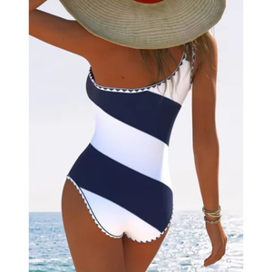 Traje de baño náutico a rayas con un solo tirante y diseño festoneado. El diseño incluye una sola correa para el hombro adornada con un detalle de lazo. - Product Image 2