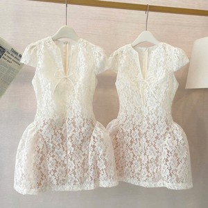 Robe de soirée vintage en dentelle florale, longueur mi-cuisse, sans bretelles, coupe trapèze, en satin, avec détail nœud en sequins - Product Image 4
