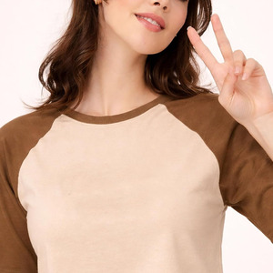 Camiseta Corta para Mujer con Corte Holgado, Estilo Urbano Moderno, Fabricante de Ropa con Logotipo Personalizado, Camiseta Corta Premium para Mujer - Product Image 2