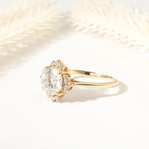 Bague de fiançailles en or massif 10K/14K/18K avec diamant de laboratoire rond ou moissanite, certifiée IGI, couleur DEF, clarté VS/VVS, style halo ou grappe - Product Image 4