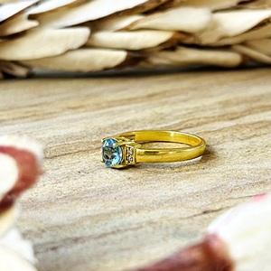 Anillos de Topacio Azul de Diseño Único, Banda Minimalista de Latón para Mujer, Chapado en Oro de 18k, Estilo Geométrico Delicado, para Venta al por Mayor/OEM/ODM - Product Image 3