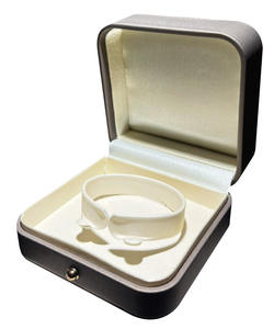 Boîte organisatrice de bracelets rectangulaire en cuir PU avec bords arrondis et intérieur en velours 90x90x50mm - Product Image 6