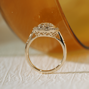 Bague de fiançailles style Art Déco en or jaune avec diamant de laboratoire taille ancienne européenne de 2,5 carats, halo serti clos et bande sculptée à motif Migraine - Product Image 6