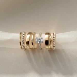 Anillo de compromiso de oro macizo de 14K premium con diamante cultivado en laboratorio, halo y banda pavé, certificado IGI, estilo moderno. - Product Image 2