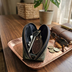 Bolsa Triangular de Cuero Genuino con Cierre, Organizador Compacto y Pequeño para Monedas, Llaves y Accesorios de Viaje, Gris y Marrón, Ligero - Product Image 1