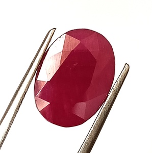 พลอยทับทิมแอฟริกันธรรมชาติ 5 กะรัต รูปไข่ เจียระไนเหลี่ยม แบบเม็ดเดี่ยว - Product Image 2