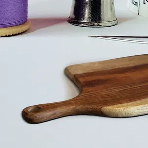 Planche à découper artisanale écologique de style moderne et robuste en bois d'acacia et bambou avec incrustation en noyer pour la maison, les hôtels et la cuisine - Product Image 5