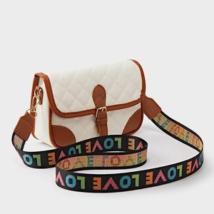 Bolso de hombro tipo mensajero para mujer, con una sola correa, forro de poliéster, cierre de cremallera, cadena con letras y diseño de rombos. - Product Image 4