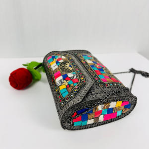 กระเป๋าสะพายข้างประดับด้วยลูกปัดโลหะสีเงินสไตล์โมเสคแบบแฮนด์เมดที่ทันสมัย - Product Image 1