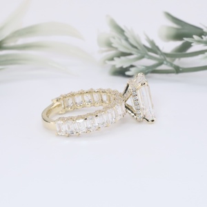 Anillo de compromiso de lujo para mujer de oro amarillo con diamante cultivado en laboratorio de corte esmeralda, banda de boda clásica con detalles de eternidad, fina y pesada. - Product Image 2