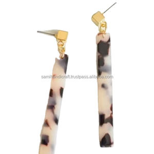 Boucles d'oreilles pendantes en résine florale et géométrique vintage avec perle de diamant Style religieux classique de lune pour les mariages - Product Image 5