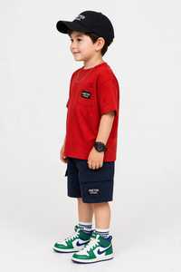 T-shirt rouge à manches courtes et col rond pour homme ONETEN APPAREL, avec poche et logo sur le devant, 100% coton, impression numérique, tricoté - Product Image 4