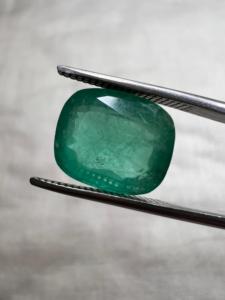 Émeraude naturelle Sakota taille coussin 4,80 carats, pierre précieuse verte de haute qualité, vente en gros - Product Image 1