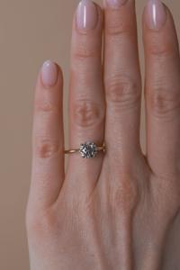 แหวนหมั้นเพชรทรงกลม 1.5 กะรัต เพชรเพาะเลี้ยงในห้องปฏิบัติการ ทองคำแท้ 14K แบบโซลิแทร์ 4 กรงเล็บ สำหรับขอแต่งงาน แหวนแต่งงาน ขายส่ง - Product Image 5